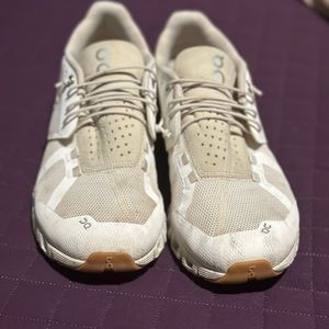 On cloud women’s size 9